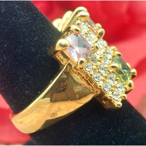 NWOT Gold Tone Colorful Crystal Covered Cocktail Fashion Ring Size 8 - Picture 7 of 8